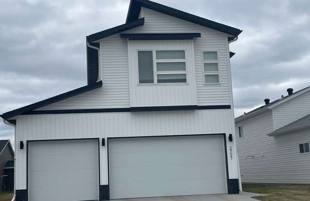 Photo of 4-bedroom, 3.5-bathroom West Fargo Single-Family Home w/ 3 Stall Garage