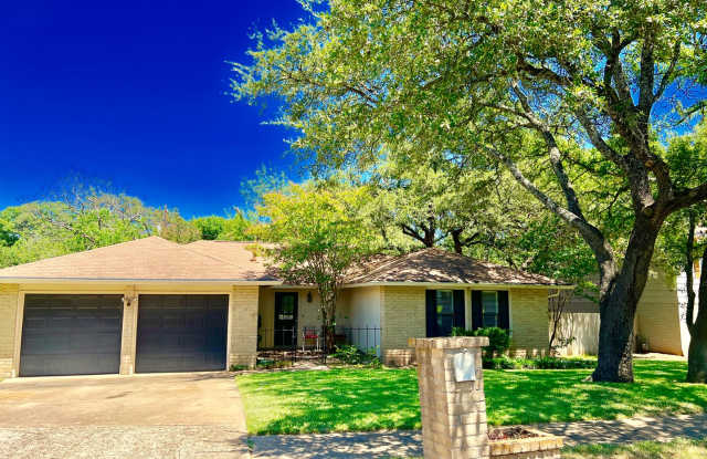 Fully updated home in Balcony Woods. Close to Domain