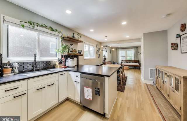 1225 EMERSON Street NE