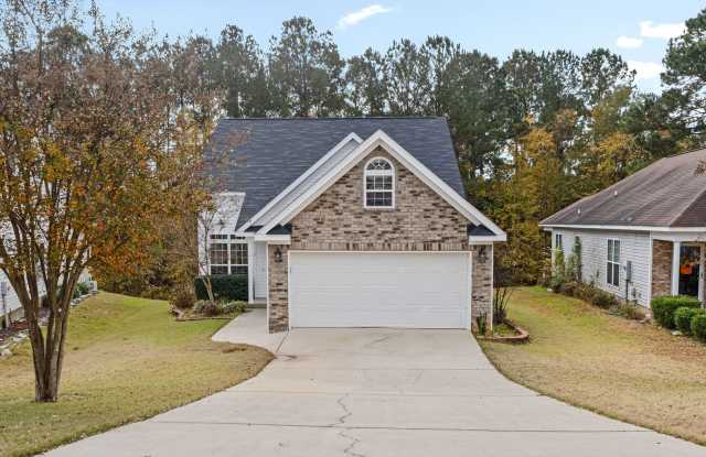 Grovetown home in pool community!