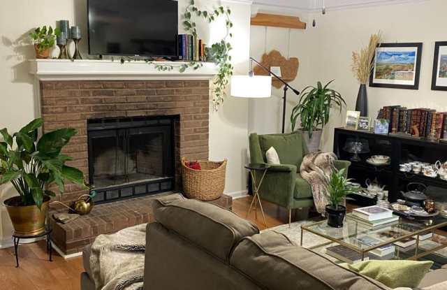 Stunning 2 bed, 2.5 bath townhouse just off the Oconee Connector