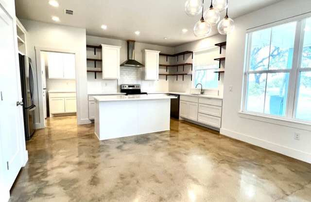 3/2 For Lease in The Summit.