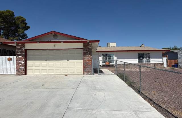 4 Bedroom 2 Bathroom House with 2 Car Garage Located in Fashion Square Near Schools and Shopping