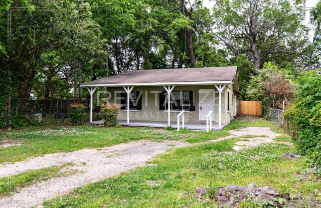 Beautiful Renovated 3 Bedroom/1 Bathroom Home in Mobile!!