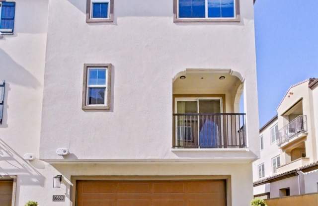 Los Alamitos Condo - 3 Bedroom / 2.5 Bathrooms - Like NEW - 10550 Acorn Place, Los Alamitos, CA 90720