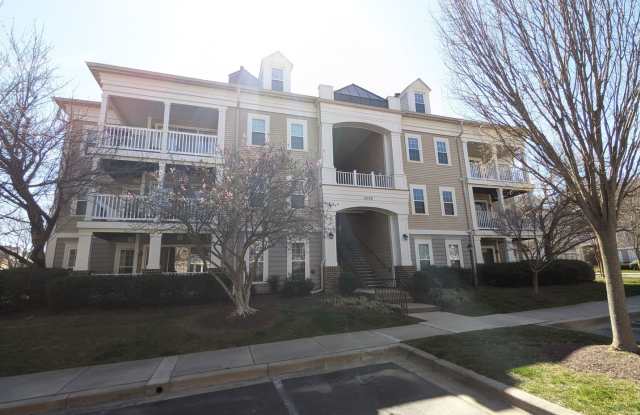Beautifully maintained ground level condo in Germantown ready by mid April!