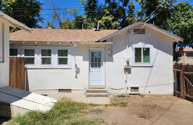 555 1st Ave #B - 555 1st Avenue, Gustine, CA 95322