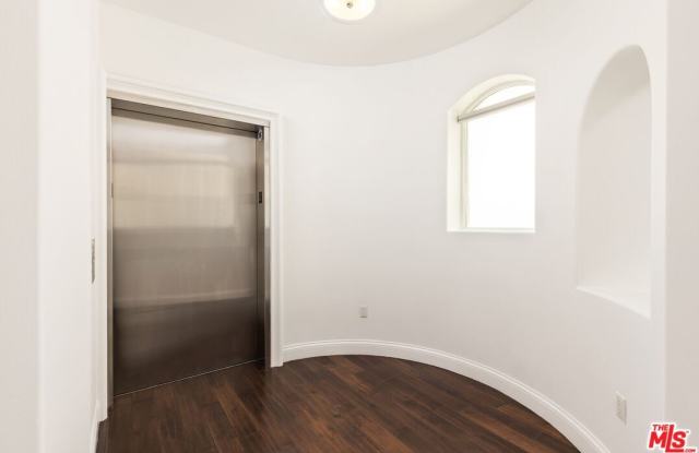 320 S SWALL Dr unit: 2