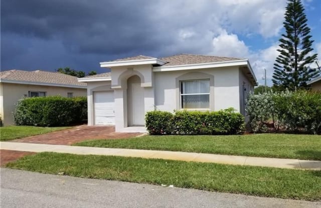 569 E Ridge Cir - 569 East Ridge Circle North, Boynton Beach, FL 33435