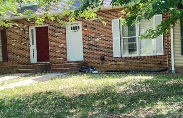 1047 BLUE RIDGE DR