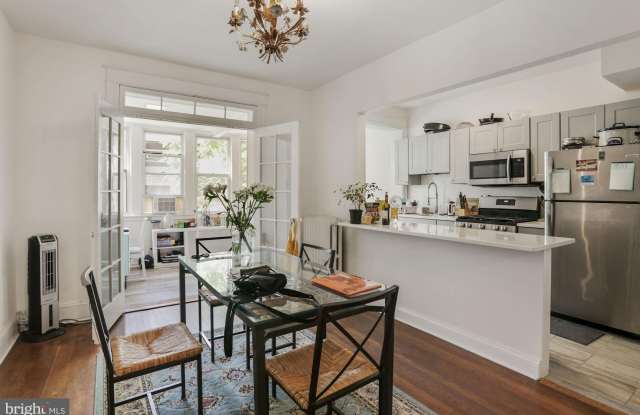 Photo of 1006 QUEBEC Place NW