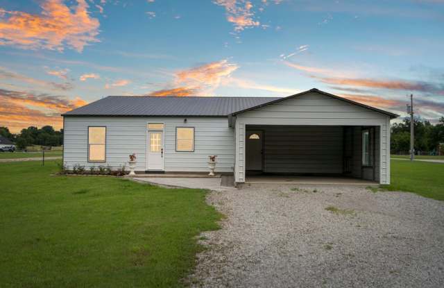 Modern Comfort on 1 Acre in Coweta – Available Now!