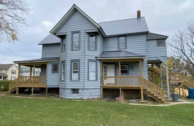 Photo of 942 N Schuyler Avenue unit: 2