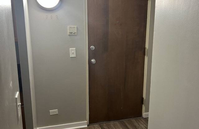 300 W Fullerton Avenue