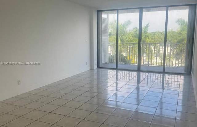 Photo of 2450 NE 135th St