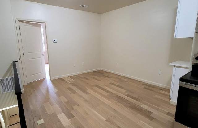 1219 W SILVER Street unit: 2Nd Floor