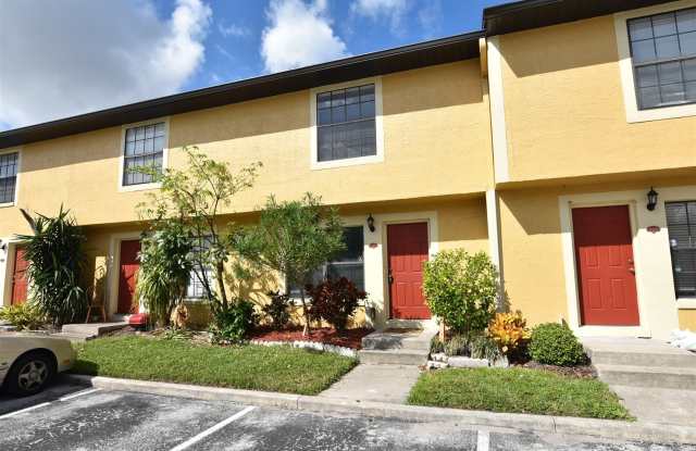 2br 2.5ba UPDATED home in Hidden Oaks, Winter Park!!! Kitchen UPDATED, Tile Floor downstairs, Community pool.
