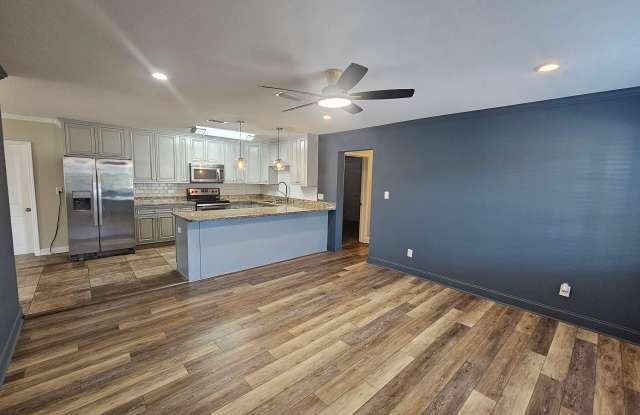 106 N MacArthur Avenue