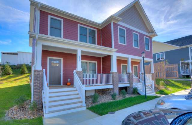 3 Bed 3.5 Bath Townhouse in Uptown Village