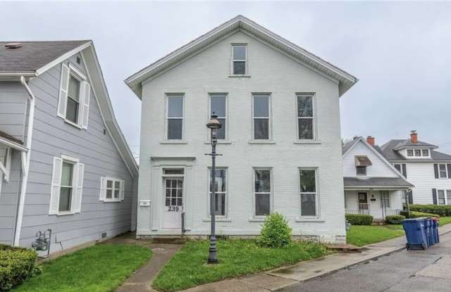 Photo of 239 1/2 Broadway