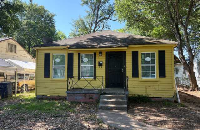 Nice 4 bedroom/1 bath house with Oven & Refrigerator!