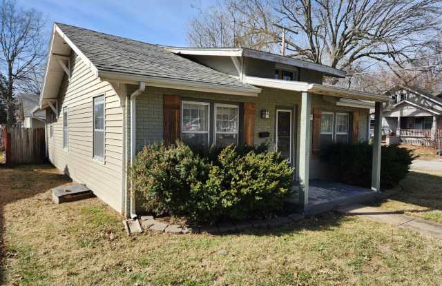 Spacious 3-Bedroom, 1-Bathroom Home AVAILABLE NOW!! - 901 South Fairway Avenue, Springfield, MO 65802