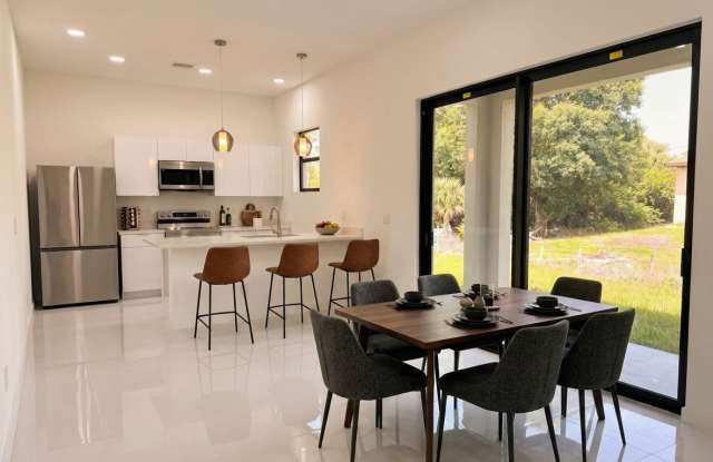 728 Crestline Avenue Southclientes@realtymiamigroup.com
