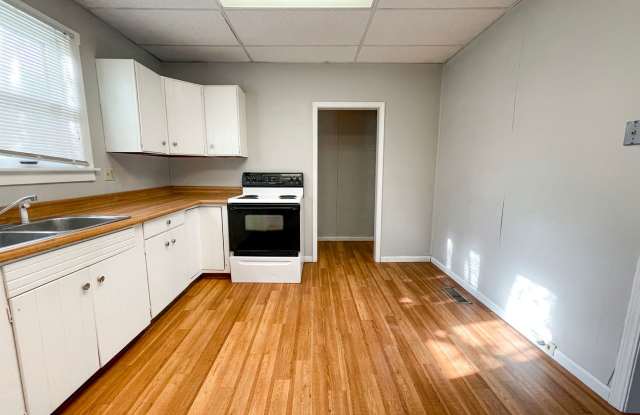 PRELEASING for AUGUST! Close to Campus: In-Unit Washer and Dryer