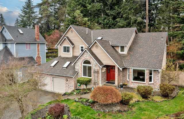 Photo of Luxurious 4 Bedroom House in English Gardens!!