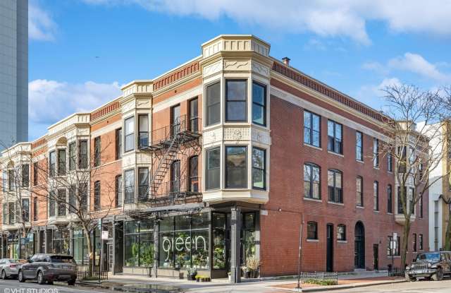 207 W Saint Paul Avenue