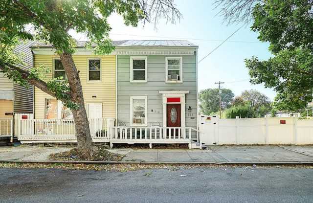 Spacious 4 Bedroom, 1 Bath Home in York, Pa!