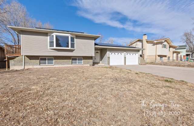 CHARMING 5BD/3BA NEAR FT CARSON - Deposit Waiver Available