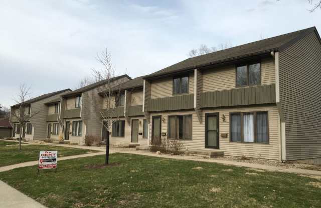 $1,250 Rent: Maintenance Free Living in a Great Location for this Pella Condo!