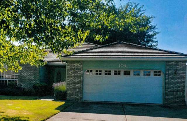 Quiet Peaceful 3 bedroom 2 bath Single Level home located in Central Point