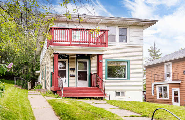 1120-22 N 11th Ave E