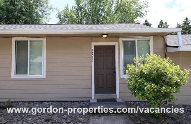 SE Arista Dr - 1 bedroom apartment in Oak Grove with storage unit