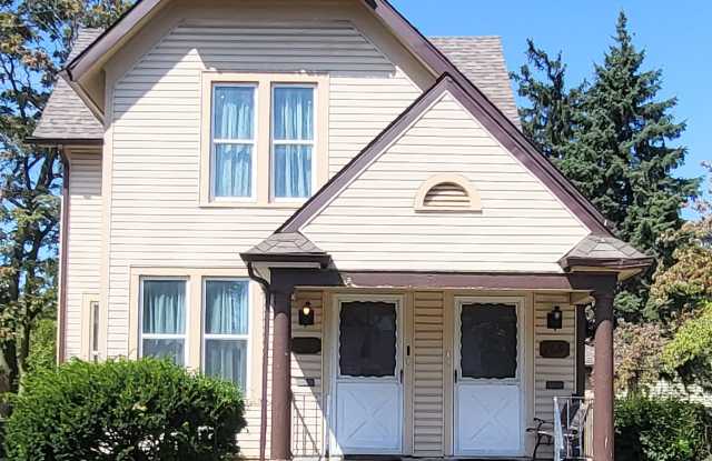 Photo of 1005 1/2 Rivermet Avenue