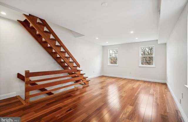 910 FITZWATER Street