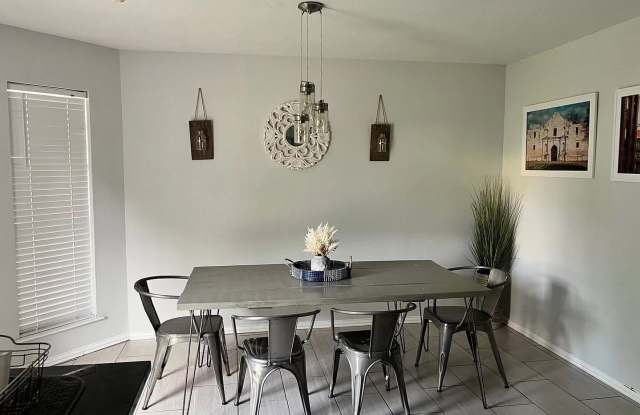 Photo of Rooms for Rent in 3 Bedroom Home in San Antonio