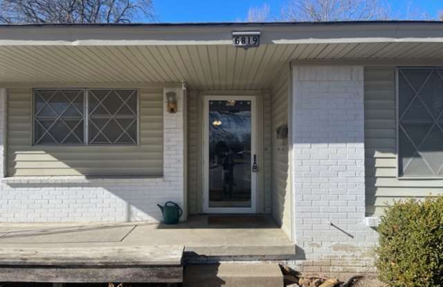 Large 1960's Home Near 21st  Sheridan!