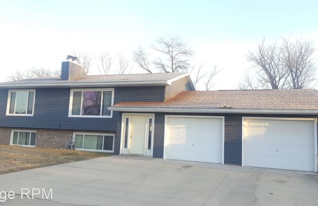 1203 Kaplan Dr - 1203 Kaplan Dr, Waterloo, IA 50702