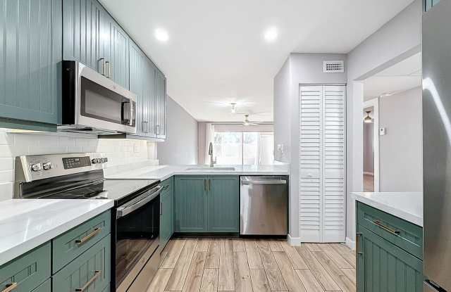 Beautiful 1 bedroom 2 bath Condo in Tamarac water and electric included!