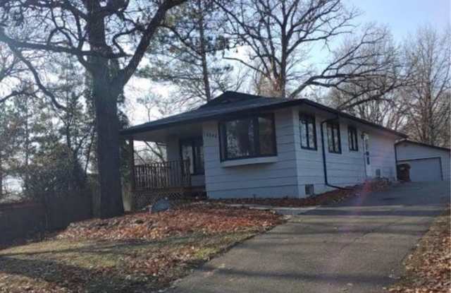 3 Bed/2 Bath House- Shared access to Prior Lake! Available Now!