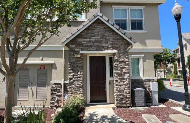 $4295-Beautiful Tri-level 3 Bed/2.5 Ba Townhome in Hampton Park/North San Jose