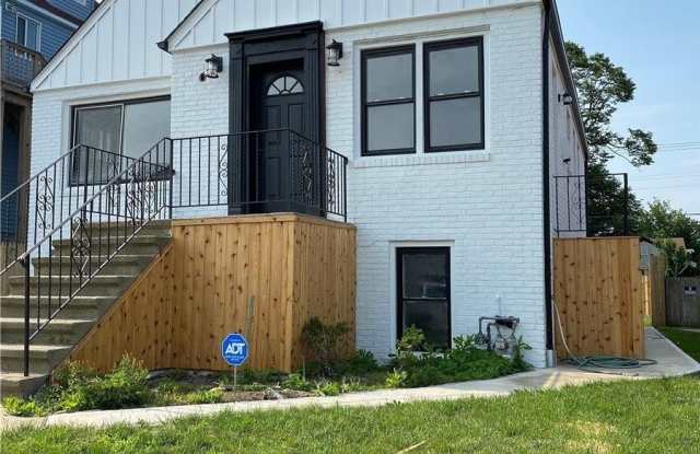 122 E Fulton Street unit: Upper