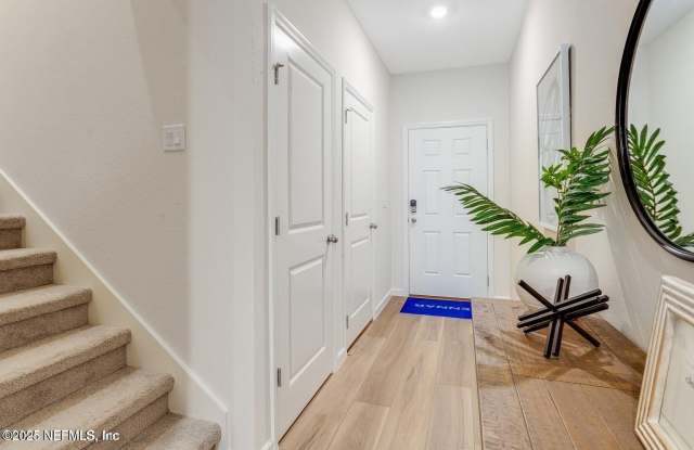 542 HOLLY LAKES Drive