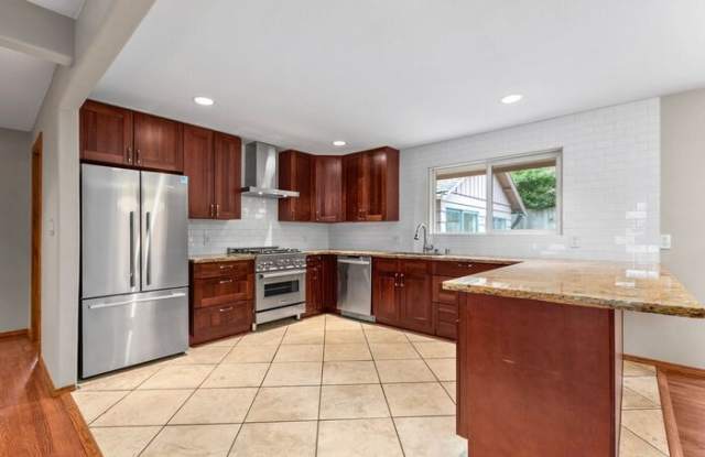 12049 Roosevelt Way Northeast