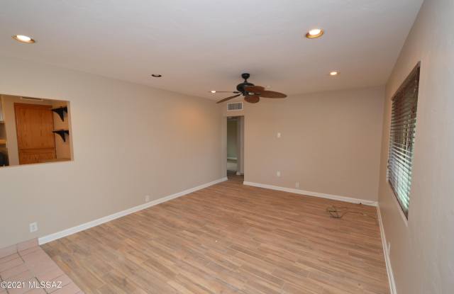 5732 E Hawthorne Street