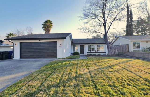 Stunning 4-Bedroom Home with Pool, Covered Patio, and Modern Amenities