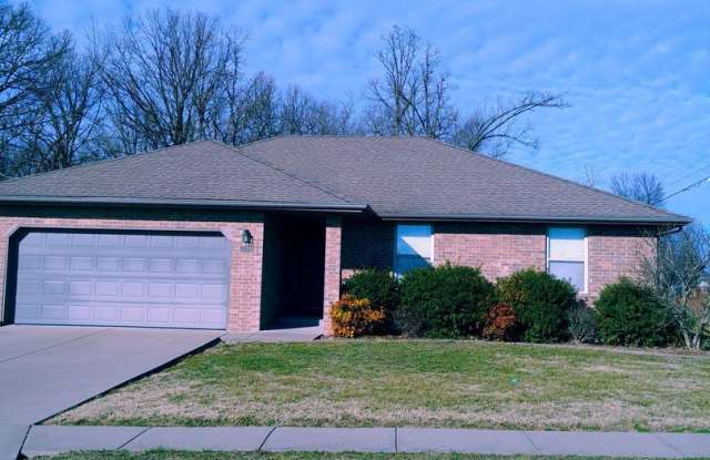 1305 E Hampton Dr